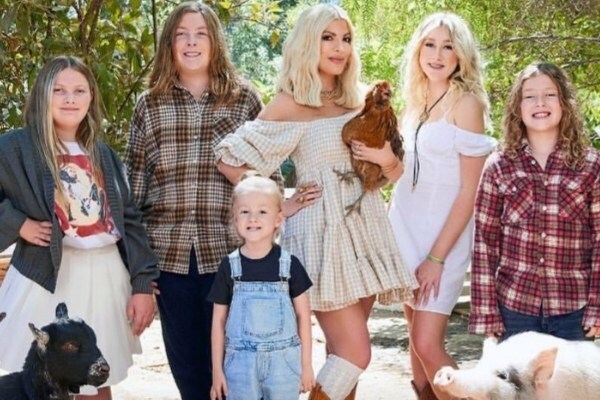 Tori Spelling with her children